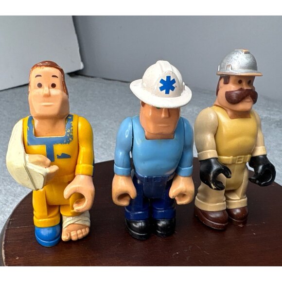 Fisher Price Husky Helpers Set 3 Figures - Construction Worker Paramedic & Injur - Picture 15 of 16